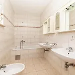 Apartment 2 Bedroom Stunning In Okrug Gornji *