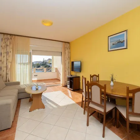 2 Bedroom Stunning In Okrug Gornji