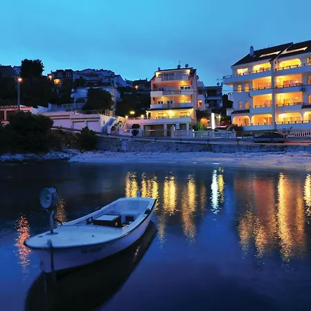 2 Bedroom Stunning In Okrug Gornji Lägenhet *