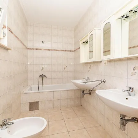 Apartment Awesome In Okrug Gornji *