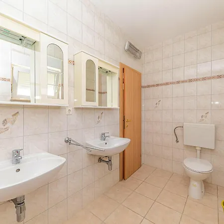 2 Bedroom Stunning In Okrug Gornji Lägenhet Trogir